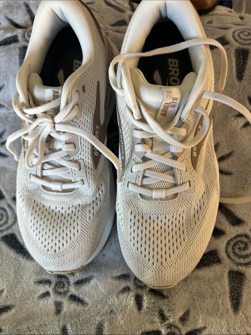 Brooks Neutral Running Shoes in Off-White and Light Gray
